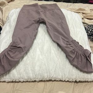 Lululemon active pants Capri style fathering a ring legs part size 4 just as new